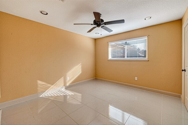 Building Photo - 6231 S Briar Knoll Dr