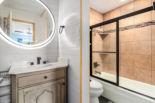 Building Photo - This charming home in Carrollton, Texas, i...