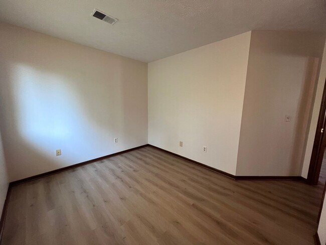 Building Photo - Spacious Two-Bedroom Duplex in Kentwood!