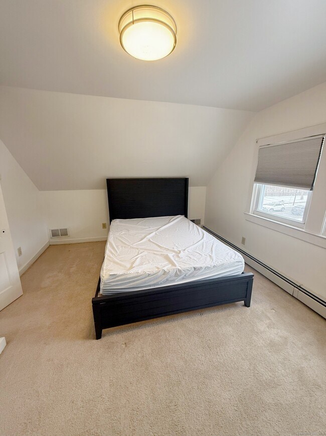 Building Photo - 1716 Farmington Ave