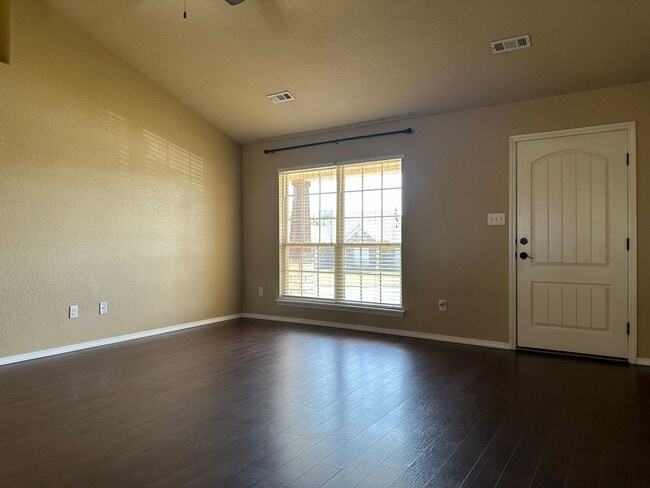 Building Photo - Beautiful Living: 3 Bed, 2 Bath Home with ...