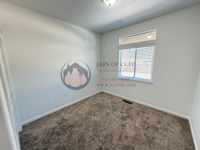 Building Photo - Modern West Salem Home: Central AC, 2-Car Garage & Washer/Dryer