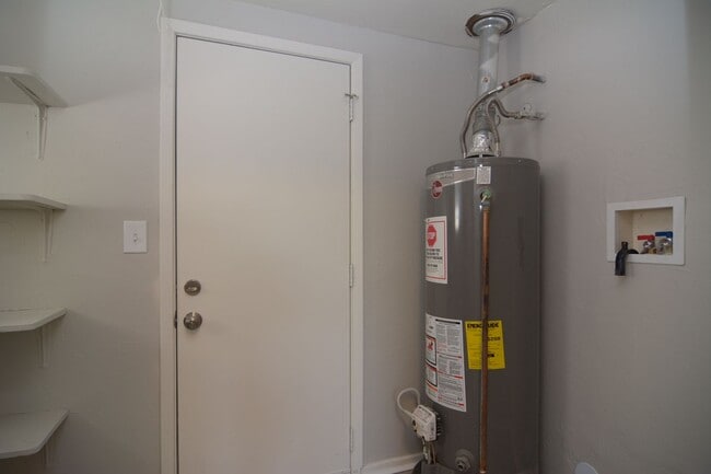 Building Photo - Freshly Updated 3 Bedroom 1 Bath Home! Cen...