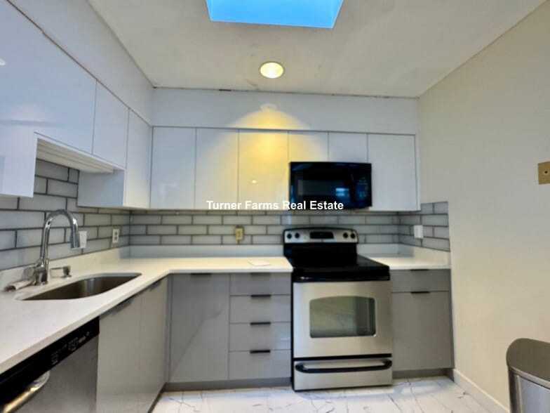 Building Photo - 73 Gainsborough St