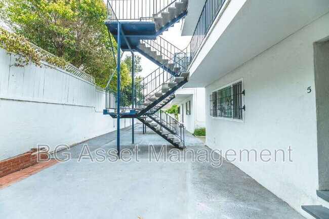 Building Photo - 10 Lee St