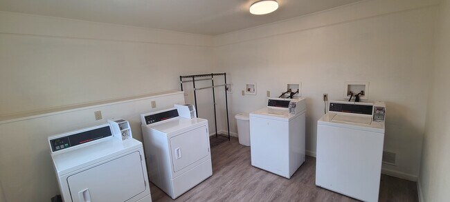 Building Photo - MacKenzie Cove