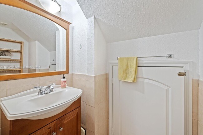 Building Photo - 1701 N Treasure Dr