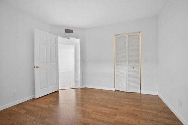 Building Photo - 1120 Lake Shore Dr