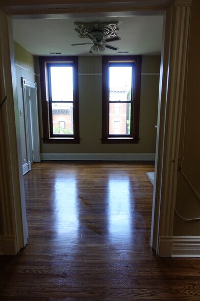 Building Photo - 953 W Armitage Ave