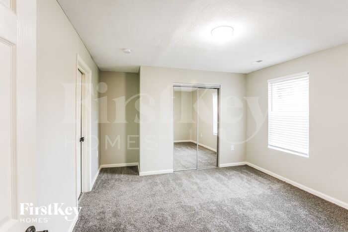 Building Photo - 911 E 8th Cir