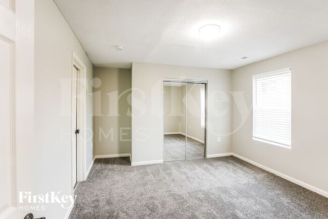 Building Photo - 911 E 8th Cir