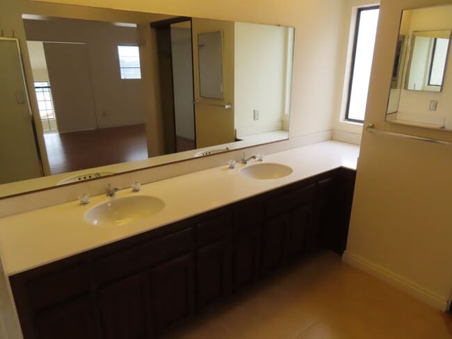 Building Photo - Three Bedroom Townhome with Two-Car Garage