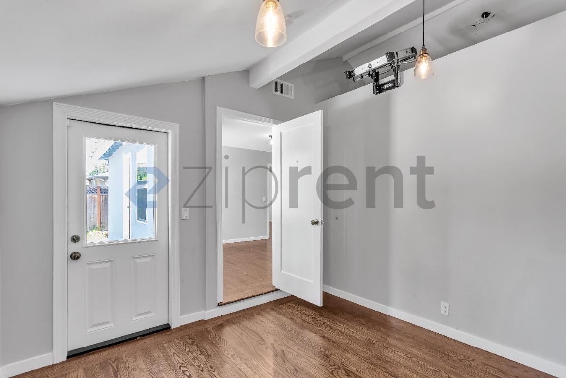 Building Photo - Unit