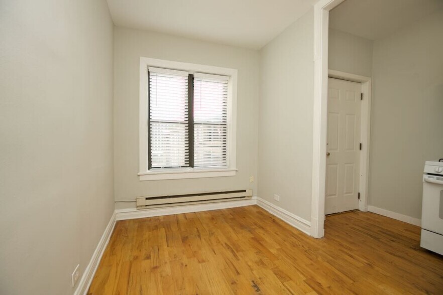 Building Photo - 3722 N Pine Grove Ave