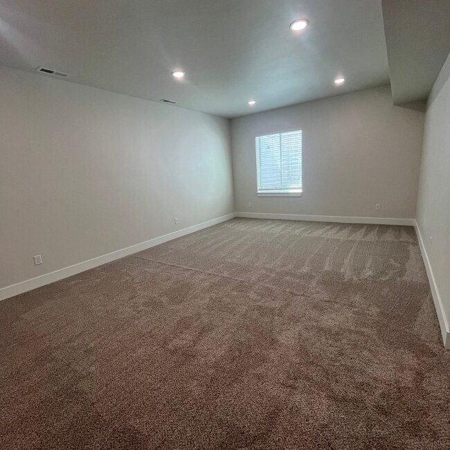 Building Photo - 475 River Bend Ln