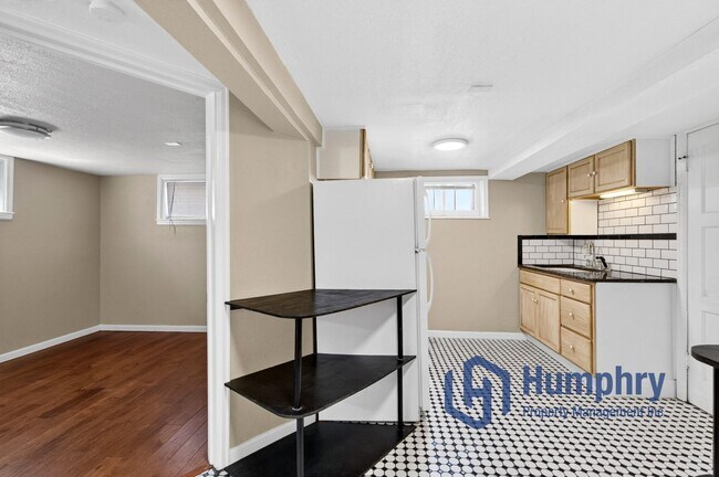 Building Photo - Bottom unit of Duplex