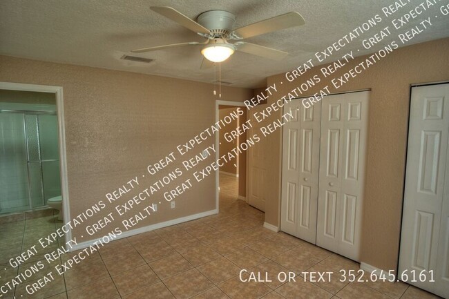 Building Photo - Spacious 2/2 Unit