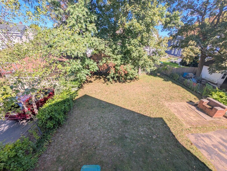 Building Photo - 58 Monument St