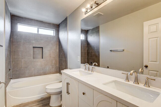 Building Photo - Beautiful 4 bedroom 3 bath home in Mountai...