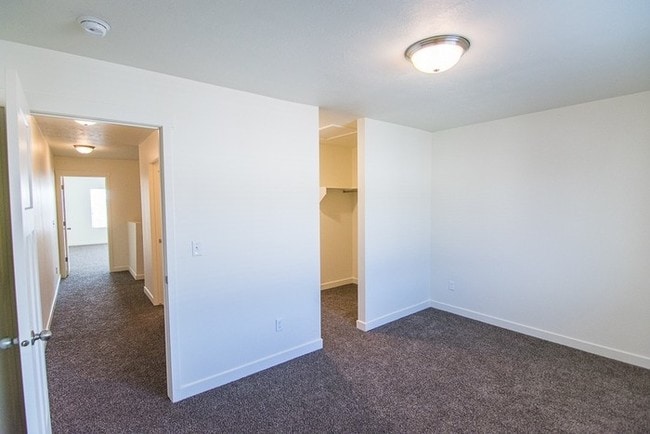 Building Photo - THE LOCHS! Gorgeous Townhome