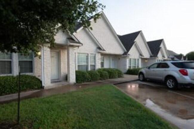 Building Photo - 1 Bed + 1 Bath - Spacious Floorplan close to A&M