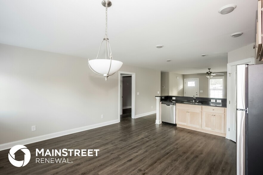 Building Photo - 722 Elizabeth St SW