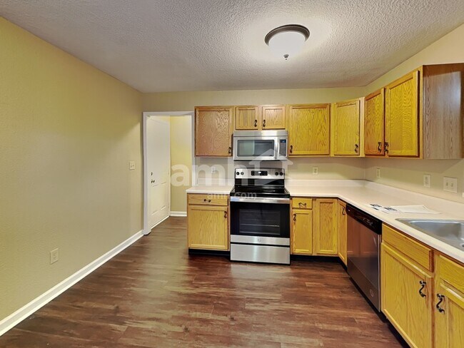 Building Photo - 220 Longview Bend