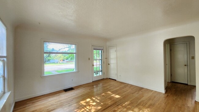 Building Photo - Beautiful University Area Home