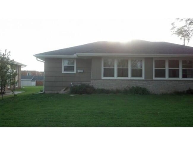 Building Photo - Hopkins Townhome for Rent