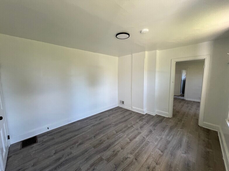 Building Photo - 2921 W 6th St