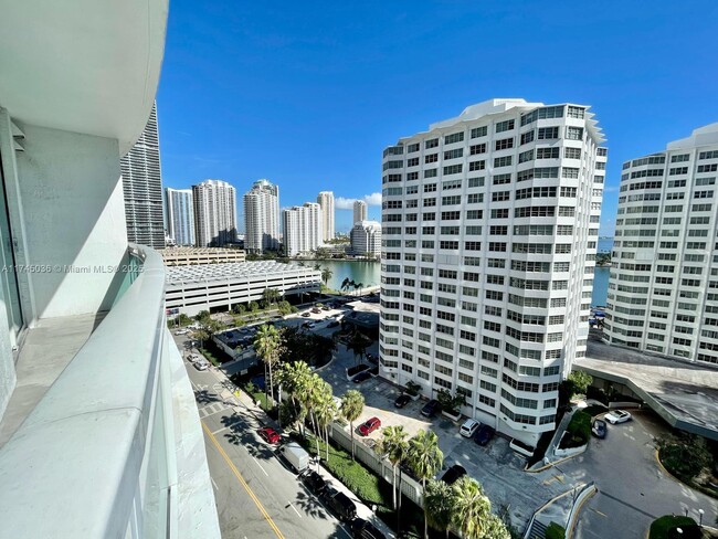 Primary Photo - 950 Brickell Bay Dr