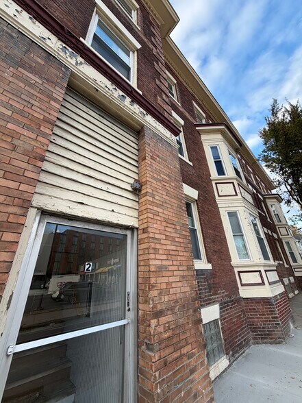 Building Photo - 2 Central St