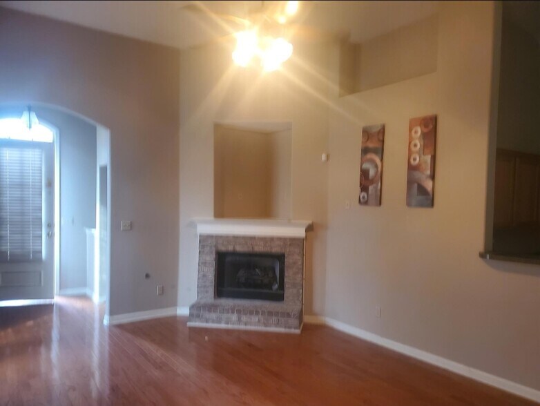Building Photo - 7899 Rushmeade Cir N