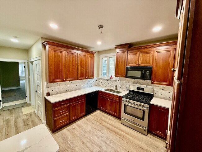 Building Photo - 5644 N Talman Ave