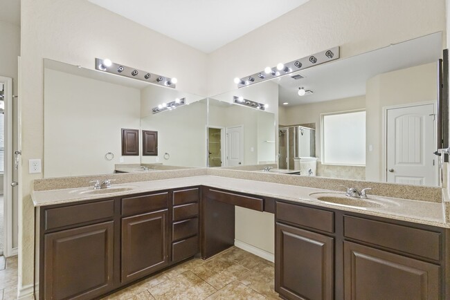 Building Photo - 5 Bedroom/3.5 Bath Saddle Creek Subdivision