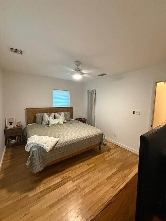 Building Photo - 629 Dart St