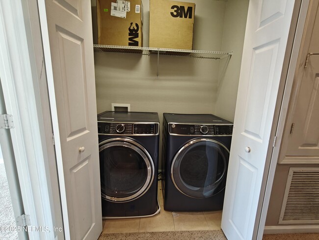 Building Photo - 6918 Roundleaf Dr