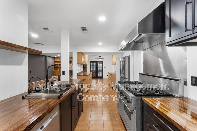 Building Photo - 3614 Versailles Dr