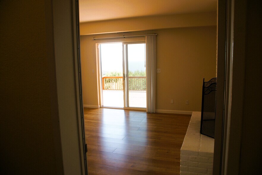 Building Photo - 220 Shoreview Dr