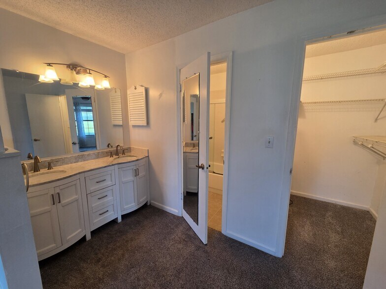 Walk In Closet - 35086 Whispering Oaks Blvd