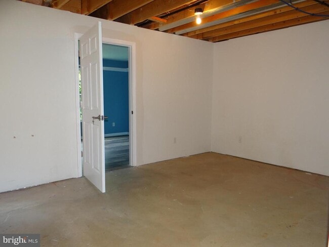 Building Photo - 400 Larose Dr