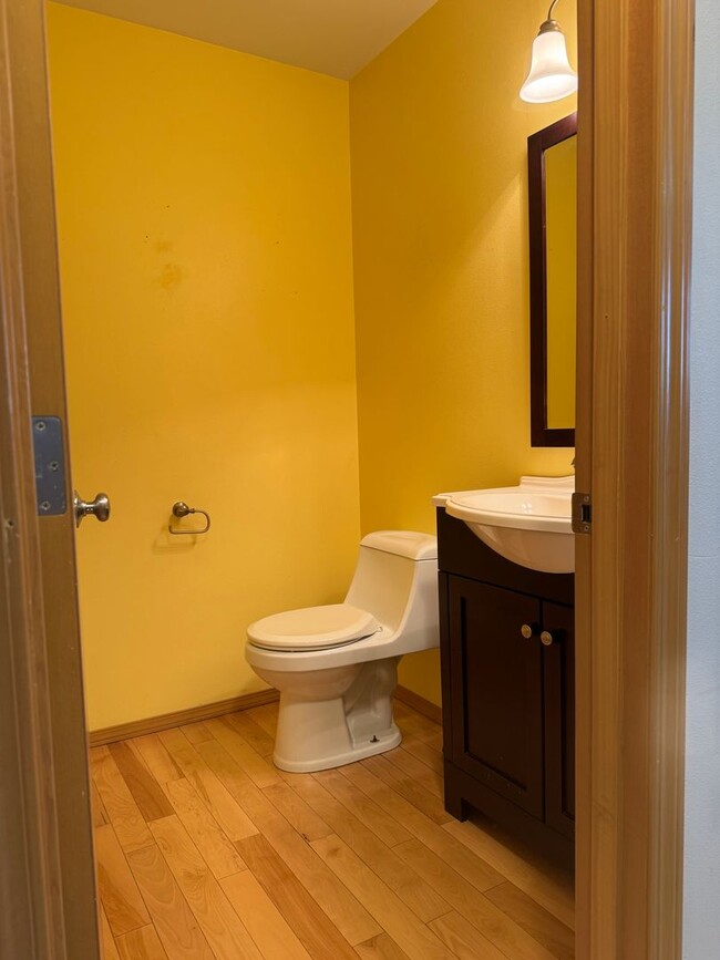 Building Photo - Beautiful 3 beds, 2.5 baths 6 minutes to V...