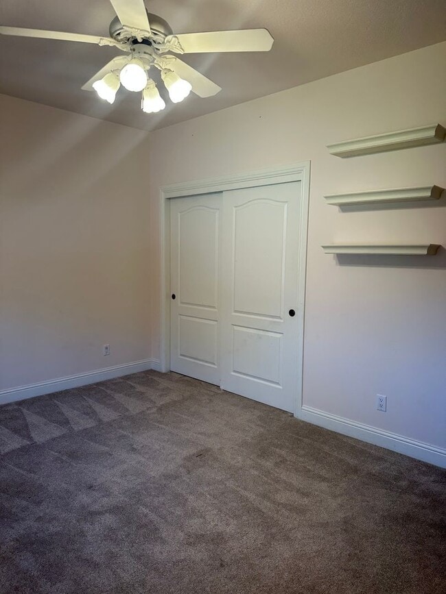 Building Photo - Located in the desirable Eagle Point Golf ...