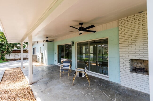 Building Photo - Completely Renovated 3/2 in Lake Conway Es...