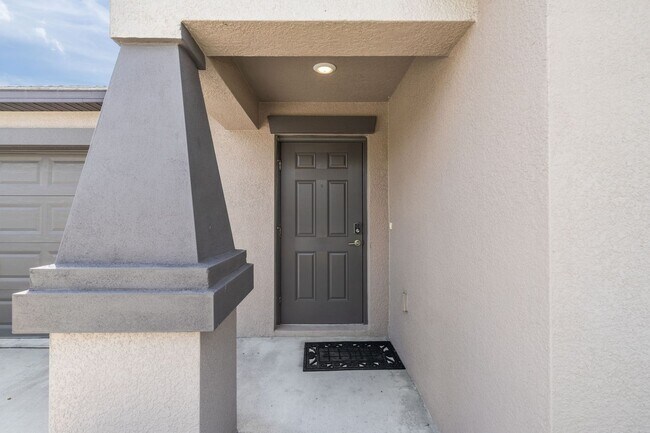 Building Photo - Like New 3/2 in Wimauma