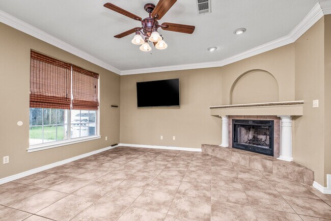 Building Photo - 4/2 Cantonment Property in Kings Road Neig...