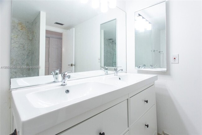 Building Photo - 1420 Brickell Bay Dr