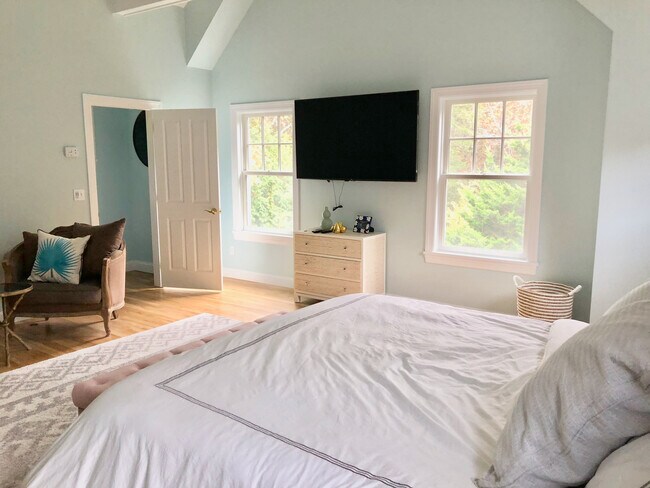 Building Photo - 10 Deer Path