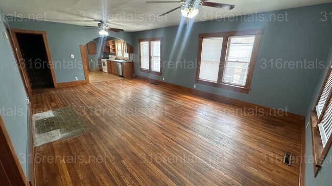 Building Photo - $1595 - 5 bed 2 bath - Single Family Home ...
