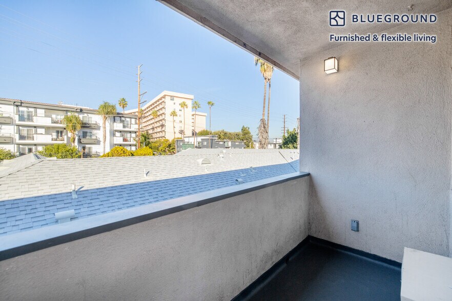 Building Photo - 311 S Doheny Dr